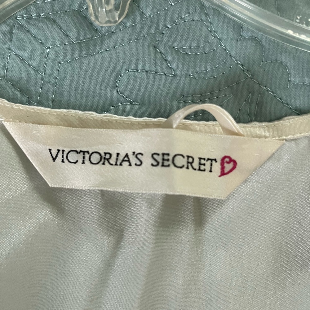 Victoria's Secret Vintage Ivory Satin Robe with Tie Belt - Picture 8 of 8
